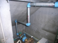 揚水ポンプ取替：ポンプを設置し配管を行います